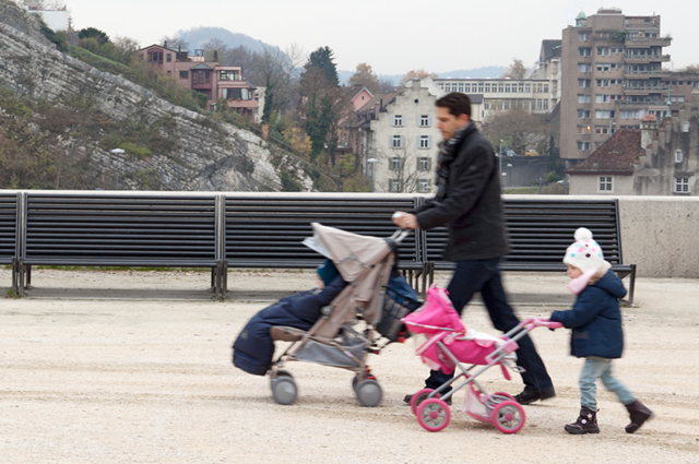 Zivilstandsereignisse in Baden; Vater mit Kinderwagen und Tochter mit Pupenwagen beim Spazieren auf dem Theaterplatz in Baden