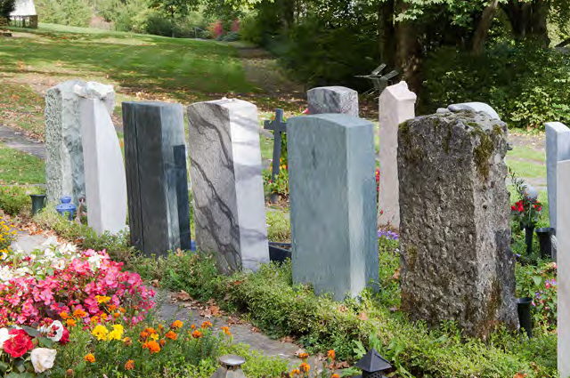Blumen geschmückte Gräber auf dem Friedhof Liebenfels Stadt Baden