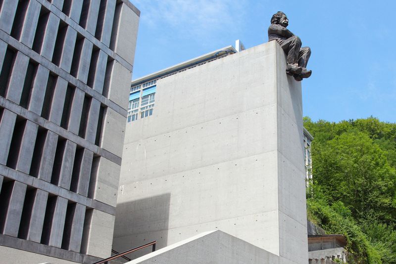 Berufsfachschule BBB (BerufsBildungBaden) - Einstein auf dem Dach des Schulgebäudes