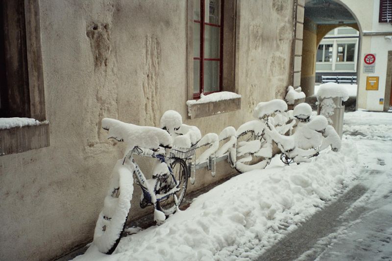 Winterdienst durch den Werkhof Stadt Baden - Verschneite Strassen und Fahrräder in der Innenstadt Baden