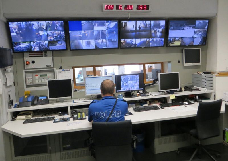 Einsatzzentrale der Stadtpolizei Baden - Alarmzentrale mit Überwachungsbildschirmen