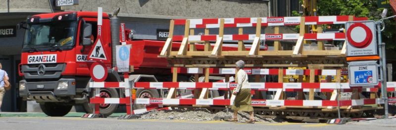 Verkehrsbehinderungen Stadt Baden - Baustelle mit Lastwagen und Bauarbeitern